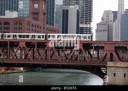 Un treno El sul treno di elevata di attraversamento del sistema Wells Street Bridge, Chicago, Illinois, USA, America del Nord Foto Stock