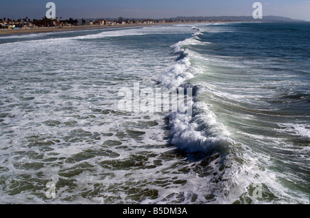 Litorale con le onde in arrivo, Pacific Beach, San Diego, California, USA, America del Nord Foto Stock