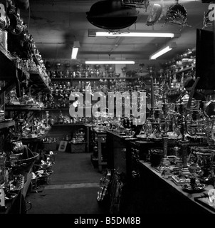 Al di sotto di Chancery Lane nascoste dietro grandi porte di sicurezza, il London Silver volte ospitano un numero infinito di argenteria specialist dealer. Vi è una vasta gamma di beni, da candelabri e posate di gioielli.. Dicembre 1956 Foto Stock