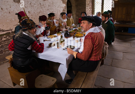 Reenactors ricreare l'inizio periodo giacobino alla Corte Tretower vicino a Crickhowell Powys Galles del Sud Foto Stock