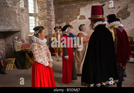 Reenactors ricreare la musica e la danza degli inizi del periodo giacobino alla Corte Tretower vicino a Crickhowell Powys Galles del Sud Foto Stock