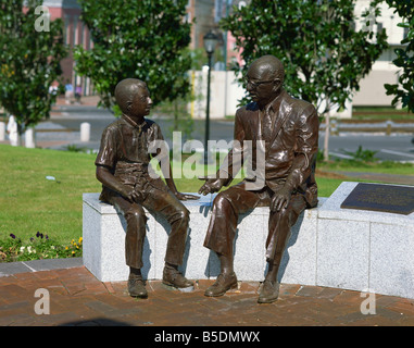 Uomo di bronzo e ragazzo statua Woldenberg Riverfront Park di New Orleans in Louisiana Stati Uniti d'America Nord America Foto Stock