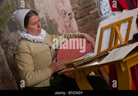 Reenactors ricreare la musica e la danza degli inizi del periodo giacobino alla Corte Tretower vicino a Crickhowell Powys Galles del Sud Foto Stock