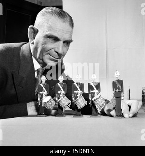 Giocattoli: uomo mostra il suo display del giocattolo figurine e soldati. Gennaio 1954 A100-003 Foto Stock