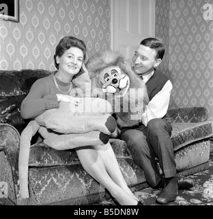 Terry Hall con Lenny the lion visto qui a casa. 1960 UN1226 Foto Stock