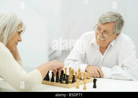 Coppia senior giocando a scacchi insieme Foto Stock