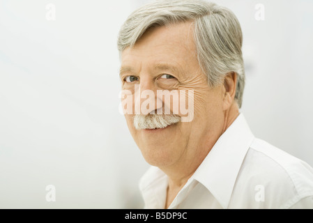 Senior uomo sorridente in telecamera, ritratto Foto Stock
