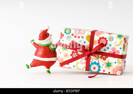 Babbo Natale figurina tirando regalo di Natale Foto Stock