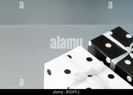 Due bianco e nero punteggiato di polka gift wrapped presenta Foto Stock