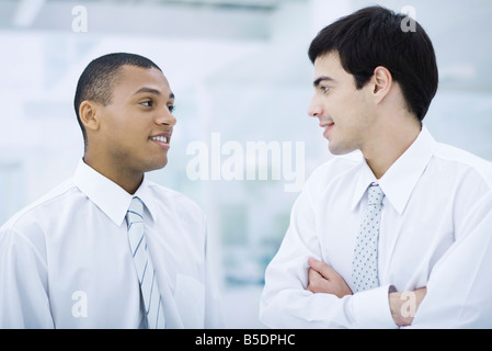 Due giovani imprenditori in chat Foto Stock
