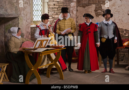 Reenactors ricreare la musica e la danza degli inizi del periodo giacobino alla Corte Tretower vicino a Crickhowell Powys Galles del Sud Foto Stock