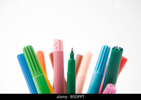 Tops multicolore di punta in feltro penne, uno mancante il suo cappuccio, close-up Foto Stock