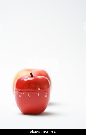 Apple forma timer da cucina, real apple in background Foto Stock