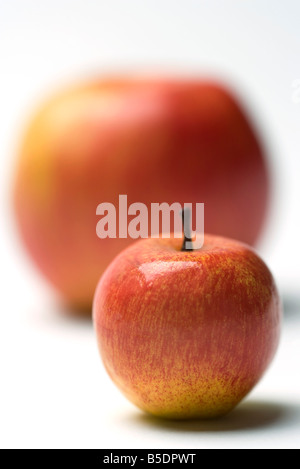 Due mele, concentrarsi su piccole apple in primo piano Foto Stock