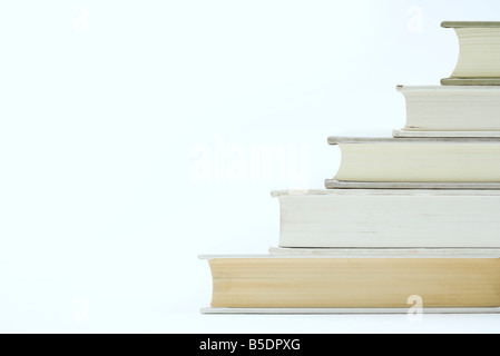 Pila di libri, vista laterale, close-up Foto Stock