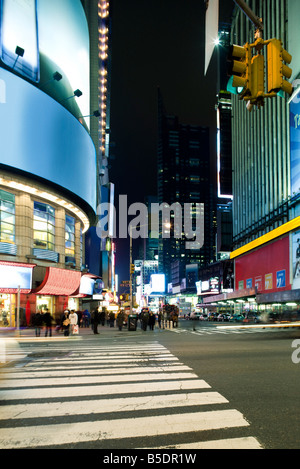 Crosswalk a intersezione di W 43rd Street e Broadway a Times Square guardando verso sud per Broadway Foto Stock