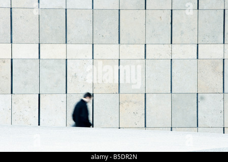 Imprenditore di discesa delle scale che conducono giù dal marciapiede Foto Stock