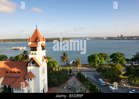 Vista anteriore Azania Chiesa luterana e il porto di Dar es Salaam, capitale della Tanzania. Foto Stock