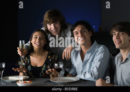 Gli amici di bevande al ristorante, sorridente in telecamera, ritratto Foto Stock