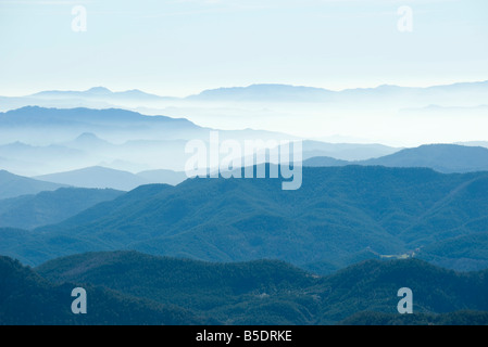 La nebbia paesaggio di montagna Foto Stock