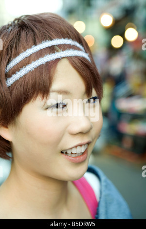 Ritratto di elegante giovane donna, close-up Foto Stock