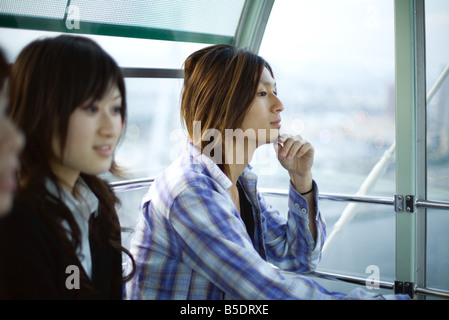 Amici prendendo giro sulla ruota panoramica Ferris a Tempozan Harbour Village, Osaka, Giappone Foto Stock