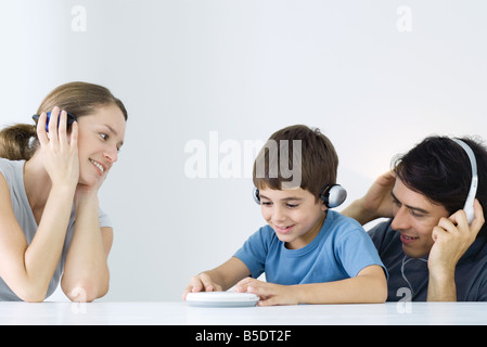 Famiglia ascolto di un lettore CD portatile insieme Foto Stock