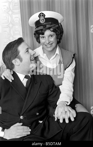 Kathy Houlding con suo marito John che è Chief Petty ufficiale della Royal Navy. &#13;&#10;Maggio 1975 Foto Stock