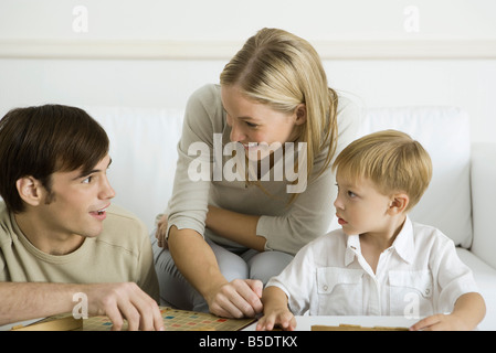 Famiglia gioco gioco insieme Foto Stock