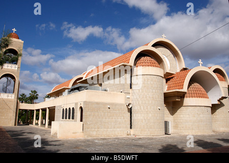 La moderna chiesa di Panagia nella piazza del comune di Agia Napa Cipro mediterraneo Foto Stock