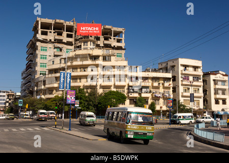 Giunzione di Bibi Titi Mohammed road e Uhuru road a Dar es Salaam, capitale della Tanzania. Foto Stock