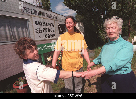 Il restante Greenham Common donna manifestanti L R Maria Katrina e Penny Foto Stock
