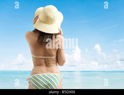 Giovane donna in Bikini guardando il mare Foto Stock