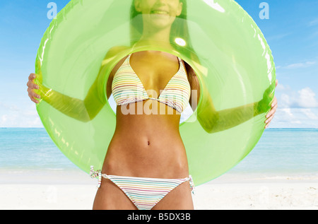 Giovane donna in piedi in anello gonfiabile Foto Stock