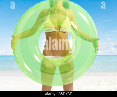 Giovane donna in piedi in anello gonfiabile Foto Stock