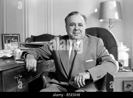 Harry Saltzman, co-produttore del film di James Bond, nel suo ufficio di Londra Seotember 1975 Foto Stock