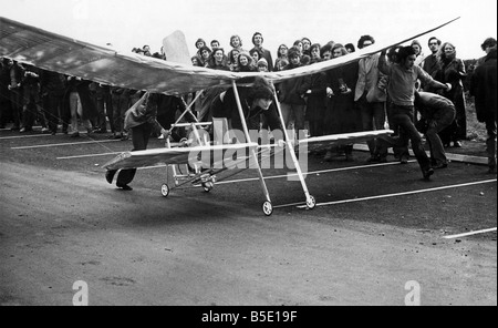 Giovanni, dimostrando che il volo non è cosa facilissima. Studente John Lavery era tutto pronto per il decollo nel suo fatta in casa, pedale-powered "aeromobili" di domenica (21-2-71). Ma a pochi minuti più tardi le sue speranze di un £10.000 aviation premio ha preso una temporanea picchiata. Una folata di vento la macchina al di sopra della chiglia - persino prima che fosse airborne. Giovanni, 19 e quattro colleghi studenti sono gare per un premio offerto dalla Royal Aeronautical Society per il primo uomo-powered volo oltre un miglio. La corsa di prova - nell'Università di Lancaster parco auto-terminato quando il passeggino ruote di carro allacciata come "aeromobili" virato fuori rotta Foto Stock