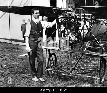 Un Roe V, uno dei primi pionieri dell'aviazione britannica, raffigurato in piedi accanto al suo Roe 1 Triplano in Blackpool. Ottobre 1909 Foto Stock