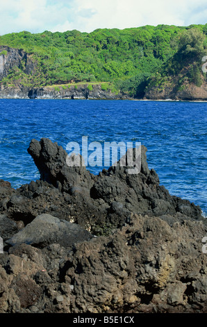 Frastagliate di lava nera sulla riva Keanae Penisola, Hana coast road, Maui, Hawaii, isole Hawaii, STATI UNITI D'AMERICA, Pacifico, America del Nord Foto Stock