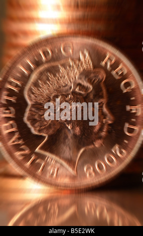 Zoom sfocato di British UK 2008 1p un penny soldi contanti coin Foto Stock