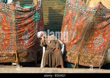 Uomo musulmano dorme nella parte anteriore del Ramadan coperte in Il Cairo Egitto Foto Stock