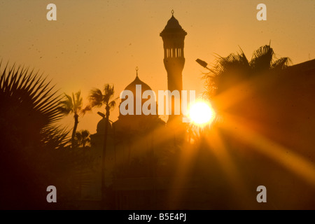 Tramonto dietro la Moschea a Ras al palazzo di stagno in Alessandria d'Egitto Foto Stock