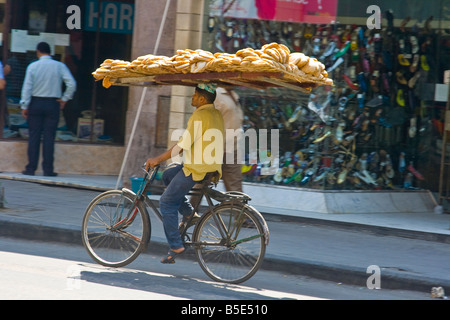 Offrendo il pane su una bicicletta in Il Cairo Egitto Foto Stock