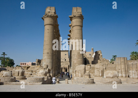 Colonnato di Amenhotemp III al Tempio di Luxor in Egitto Luxor Foto Stock