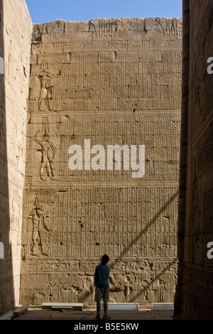 Per turisti in cerca di una parete di geroglifici presso il Tempio di Horus in Edfu Egitto Foto Stock