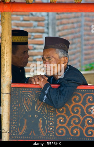 Il vecchio uomo a una cerimonia funebre al villaggio Tallunglipu in Tana Toraja su Sulawesi in Indonesia Foto Stock