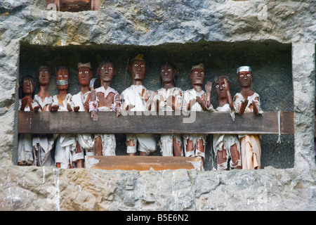 Funeraria Tau Tau effigi e Grotta nel cimitero Lemo in Tana Toraja su Sulawesi in Indonesia Foto Stock