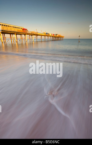 Wave correndo su pennelli di ferro sul lungomare a Teignmouth pier Devon UK Foto Stock