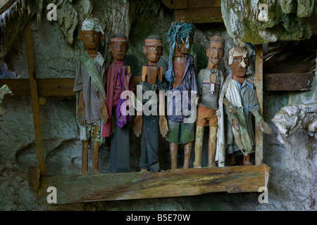 Tau Tau effigi di sepoltura in grotta Tampangallo tombe nella Tana Toraja su Sulawesi in Indonesia Foto Stock