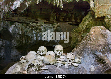 Teschi e cofanetti all'interno di tombe rupestri a Tampangallo in Tana Toraja su Sulawesi in Indonesia Foto Stock